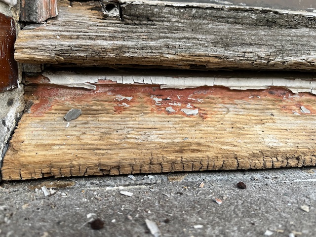 "Wheathered out windows, ready for replacement? Or no!? I restored these ones! Sure it took some time, but didnt had to break them out, and the original windows are now still in the facade, where soemone put them 100 years ago. Lets hope they can stay another 100 years. This must be the goal!"