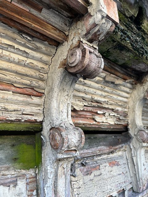"Wheatered out ,beautyfull corniche ornamantation. Behinf the peeling paint still sound enough to go for another 100 years on top of this facade!"
