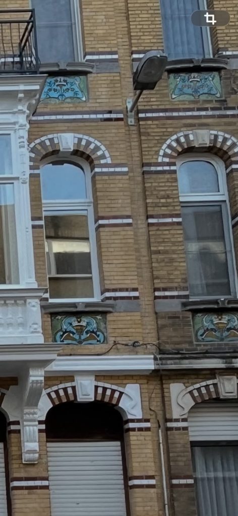 De "erfscheidingsstrook". The "thing"" not to many people care about, but it defines  the "look" from a perfectly restaurated facade! The vertical zone taht seperates 2 facades from each other. 